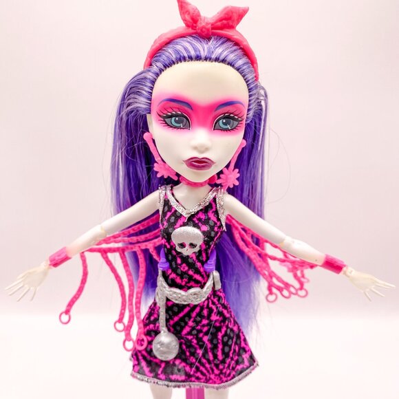 Monster High Spectra Vondergeist as Polterghoul – Near Complete w/ Stand - Picture 2 of 6